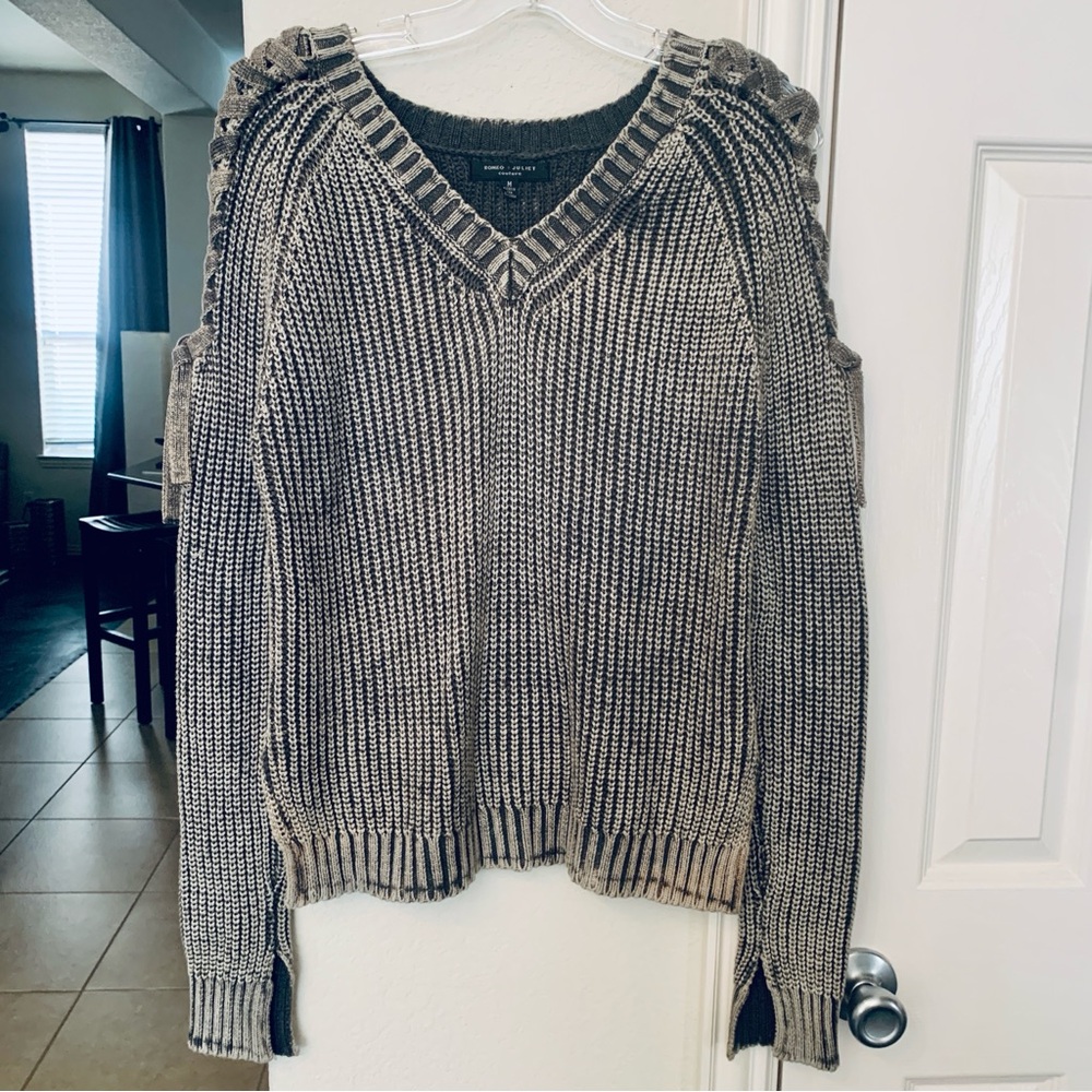 ROMEO & JULIET couture Distressed Textured Sweater Size M